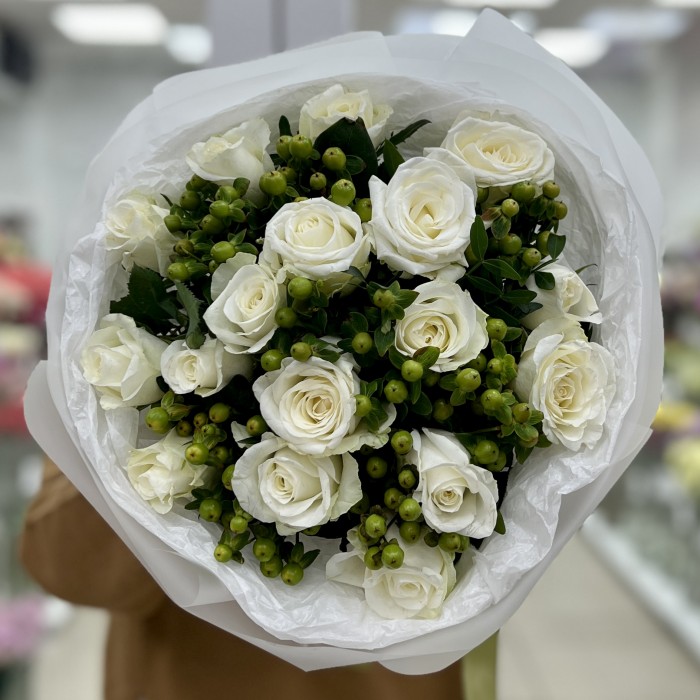 17 белых роз с гиперикумом